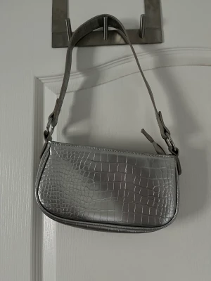 Liten axelremsväska - En liten siöver axelremsväska fårn asos