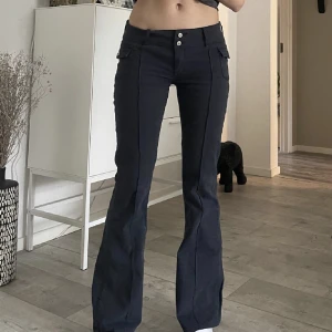 Byxor - Fina byxor som knappt är använda. Lånade bilder, skriv för egna. Mina liknar dessa väldigt mycket.