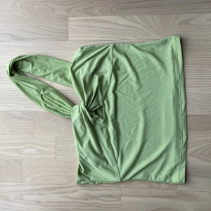 Festtopp  - Grön assnygg festtopp! Den är helt ny och har aldrig använts då det var fel storlek. Kan mötas upp i Stockholm!