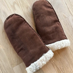 Brown gloves  - -Use a few times but in very good condition 