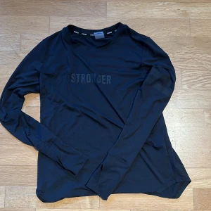 Svart träningströja  - Tröjan är från stronger och använd ca 2 gånger är i fint skick säljer på grund av att jag inte använder den.