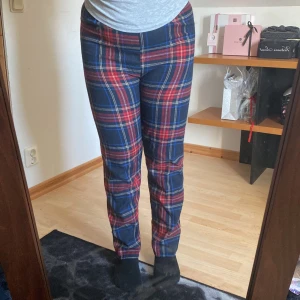 Pyjamas byxor  - Pyjamasbyxor i väldigt skönt material. Aldrig använda endast nu när jag provar de. Säljs pga att jag har för många😊