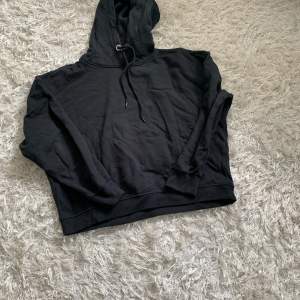 Svart vanlig hoodie från Lager 157! Storlek XS/S. Nästan aldrig använd och den kommer såklart att strykas och tvättas en extra gång innan du köper den!