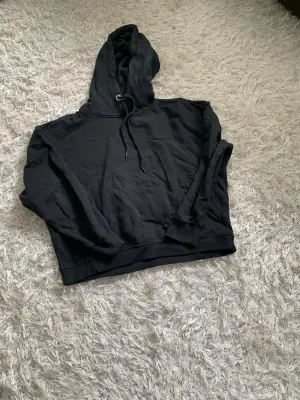 Svart vanlig hoodie från Lager 157! Storlek XS/S. Nästan aldrig använd och den kommer såklart att strykas och tvättas en extra gång innan du köper den!
