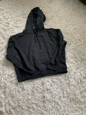 Hoodie  - Svart vanlig hoodie från Lager 157! Storlek XS/S. Nästan aldrig använd och den kommer såklart att strykas och tvättas en extra gång innan du köper den!