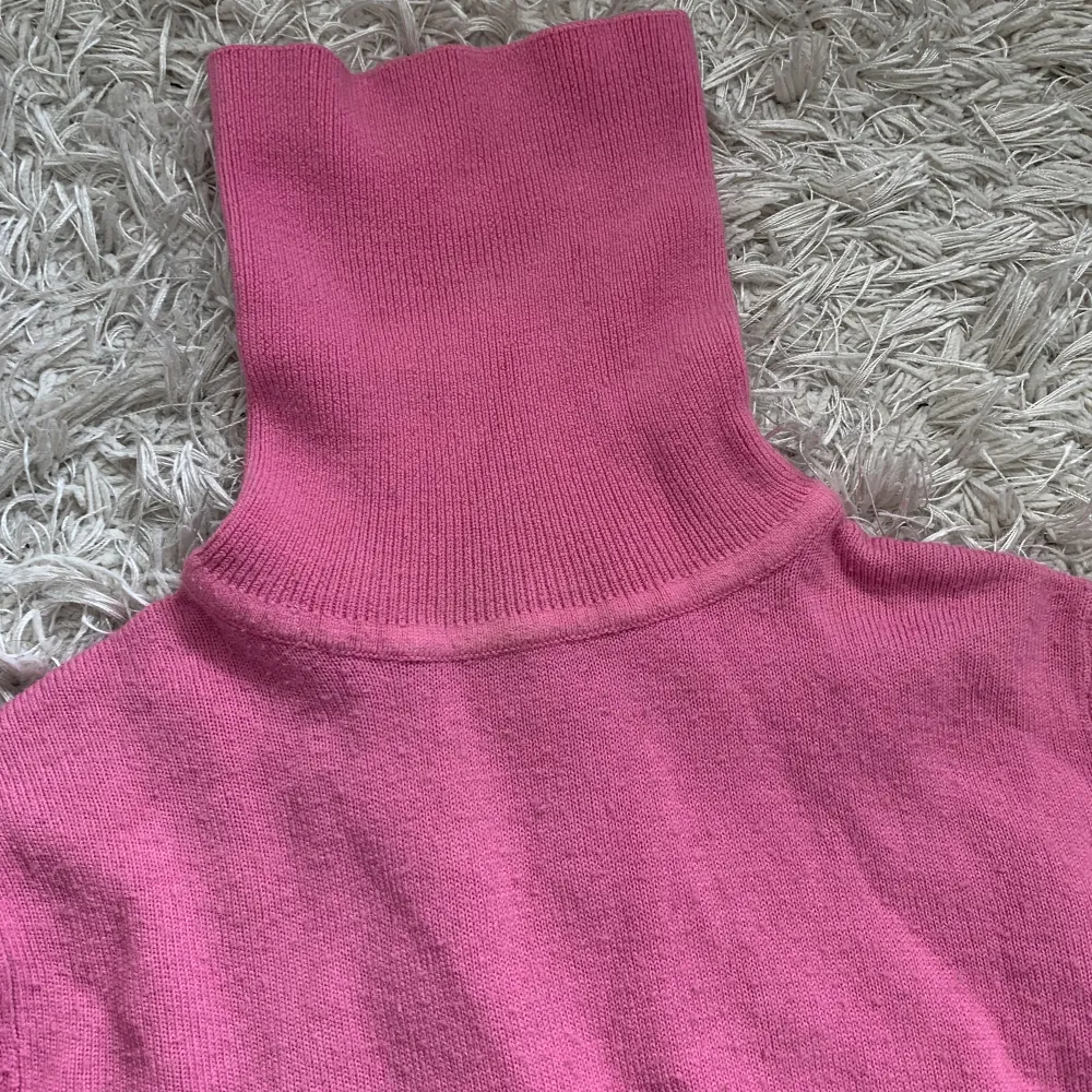 Rosa stickad tröja med krage! Nästan aldrig använd, strlek xs/s! Kommer såklart att strykas och tvättas en extra gång innan du köper den!. Toppar.