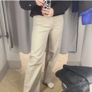 Beiga jeans  - Beiga jeans från h&m, knappt använda 