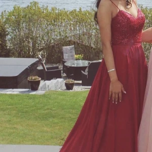 Balklänning  - Säljer min vackra balklänning använd endast en gång på balen, den är precis som ny! 🥰Den skulle kunna passa storlek XS-M! Nypris var 6000kr jag säljer för 2000kr! Underkjol medföljs 