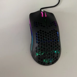 Glorious Model O - Datormus i fantastiskt gott skick Säljes billigt då jag har fått en likadan i julklapp.  Orginalpriset i affär är 600kr. (Säljes billigt då jag vill bli av med den)