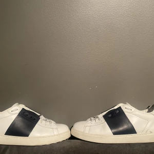 Valentino skor, strl 42 - Valentino skor blåa strl 42. Köpta på vestaire för 5000 förra året, använde endast första månaden. Endast små defekter och lite smuts, syns inte så mycket. Dustbag och box behåller jag tyvärr. Pris 2699