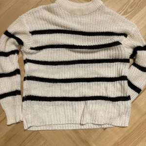Stickad tröja - En fin stickad tröja, använd endast 1 gång💕går att diskutera priset men hör av dig vid frågor eller mer bilder😊