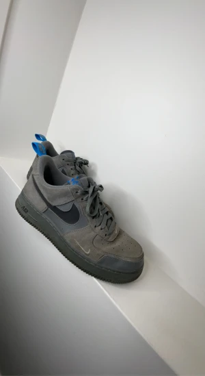 Air Force 1 - Gråa Air Force 1s Nyskick Har sin egna stil