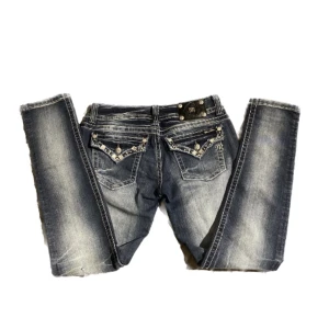 Miss me jeans💋 - Super snygga miss me jeans säljer eftersom att dom e för små på mig🙃 dom är köpta här på plick också dom har inga skador eller något på😊 midjemåttet är 39cm rakt över och innerbenslängden är 81