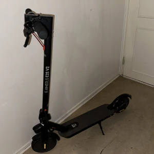 E wheels E2 V2  -  orginal pris 5000 jag säljer den för 4000 allt funkar lamporna bromsen och den har punkteringfria  däck det menas om du kör på glass eller något vasst så händer det inget och allt funkar ingen problem max hastighet 30 kmh och kan köra 35 km långt 
