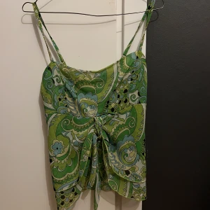 Grönt linne - Ett grönt linne i mesh material. Säljer för att det är för litet för mig 💔 köpt secondhand och står inget märke eller storlek men skulle säga att det är i storlek XS/XXS