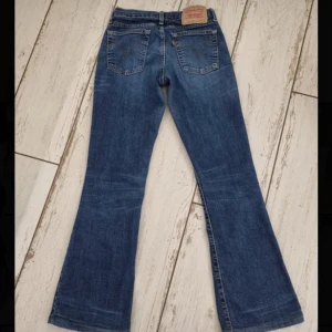 Levis boutcut  - Säljer dessa jeans från Levis. Har blivit lite för korta för mig som är 171cm så skulle säga att de passar någon som e runt 167cm. Midje storlek är 27 och passar mig som har XS/S i byxor 😊. Köparen står för frakt!
