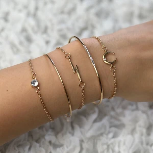 Armband 5-pack - Stilrena armband i både guld- och silverfärg 💫✨Snabb frakt direkt till brevlådan! (frimärke 13kr) 💌 Flera olika pack på www.byhedda.se