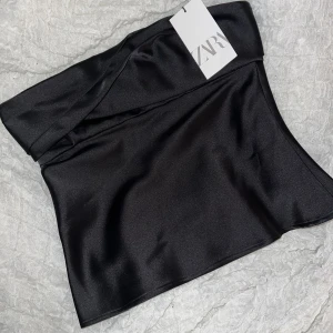 Topp zara - Topp från zara, ny med lapp kvar! Slutsåld på zaras hemsida, säljer då den tyvärr inte passade mig💗