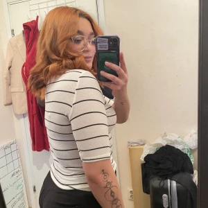 Vit randig t-shirt - Vit randig t-shirt med polokrage från Gina Tricot. Storlek S men passar XS-L då den är otroligt stretchig.