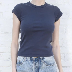 t-shirt från brandy melville - t-shirt från brandy melville one size! passar xs-s. använd ca 3 ggr . nypris 150 