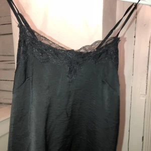 Linne - Super gulligt svart linne med spets längs med överkanten💞
