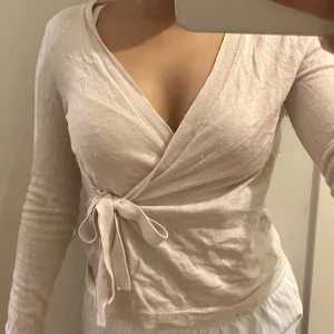 Fin topp - Bra kvalitet. Strl. M, men skulle säga att det sitter bättre med strl. S Lite noprig men går att fixa på nolltid.