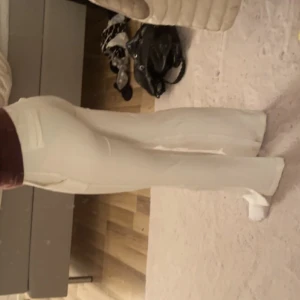 Vita kostymbyxor  - Kostymbyxor från Bikbok. Säljer då den jag köpte av ljög om längden. Bilderna är lånade av min vän som är 160 (dock är hennes på bilden uppsydda nån centimeter- ej dem som säljs). Skulle säga att byxorna passar nån runt 160-165. Skriv vid frågor🤍🤍