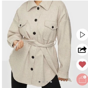 Kappa - Beige kappa från nelly, storlek 34. Säljer pågrund av att jag inte får någon användning av den.  - Nyskick 