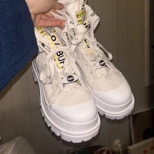 BUFFALO sneakers - Buffalo sneakers i storlek 38, denna modell heter aspha. använda en gång! Världens skönaste skor och sååå snygga!