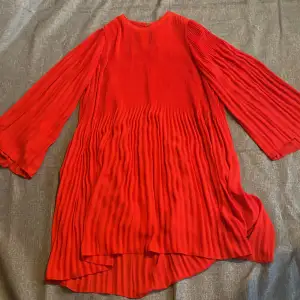 En jätte söt röd klänning med vida armar i storlek L
