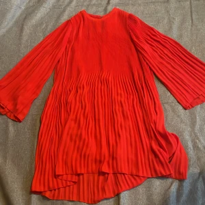 Klänning visa armar  - En jätte söt röd klänning med vida armar i storlek L