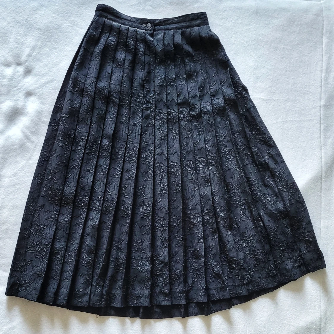 Veckad midikjol med rosor