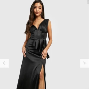 Balklänning - Jättefin balklänning som jag köpte, den är helt ny. Tyvärr vart vår bal inställd så kommer aldrig använda den. Så fin och så skönt material, lapp och allt kvar💞ser ut att sitta bra på mig som brukar kunna ha M💞frakt tillkommer som köparen står för☺️