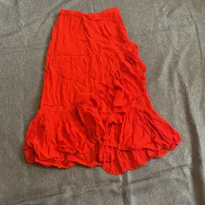 Röd kjol från hm i storlek 36 