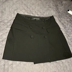 Svart kjol från Zara - Oanvänd skitfin kjol från Zara i storlek S