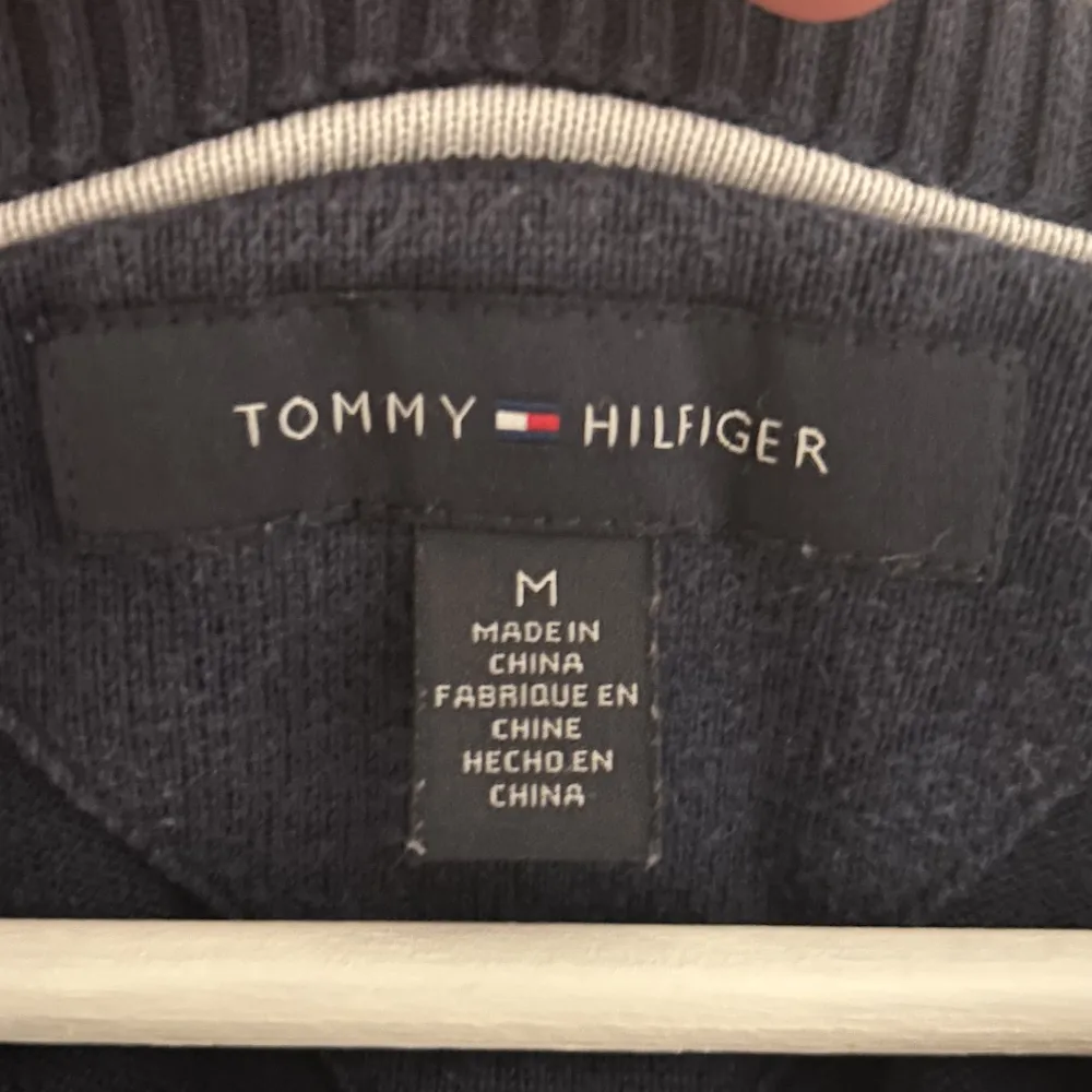Säljer denna snygga tröja från Tommy hilfiger. Kommer inte till användning så därav den säljs. Inga flaws dock lite urtvättad om något. Storlek M och skulle säga true to size. Tröjor & Koftor.
