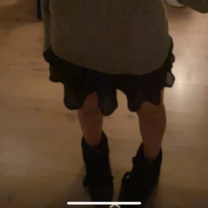 Inuikii  - Super fina Inuikiis, bra skick, ena snöret gick sönder förut men har fixat det så de ser ut som vanligt! Glitter detaljer på dom, rengörs innan jag postar. Kommer inte till användning då jag köpt andra skor 💕🔥🛍️⭐️