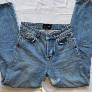 Ett par straight/ momjeans från J.Lindberg med hög midja. Jeansen är super sköna och i storlek W26 L32. Jeansen är lite nedskavda vid sömmen på ena sidan av innelåret samt har ett litet hål på ena knät (se bilderna). ✨🤍