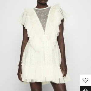 ida sjöstedt klänning - intressekoll på min ida sjöstedt klänning! jätte snygg och helt oavänd (endast testad) med lapparna kvar, perfekt till studenten. slutsåld på alla hemsidor. strl 40 men passar mig som brukar ha 38💖