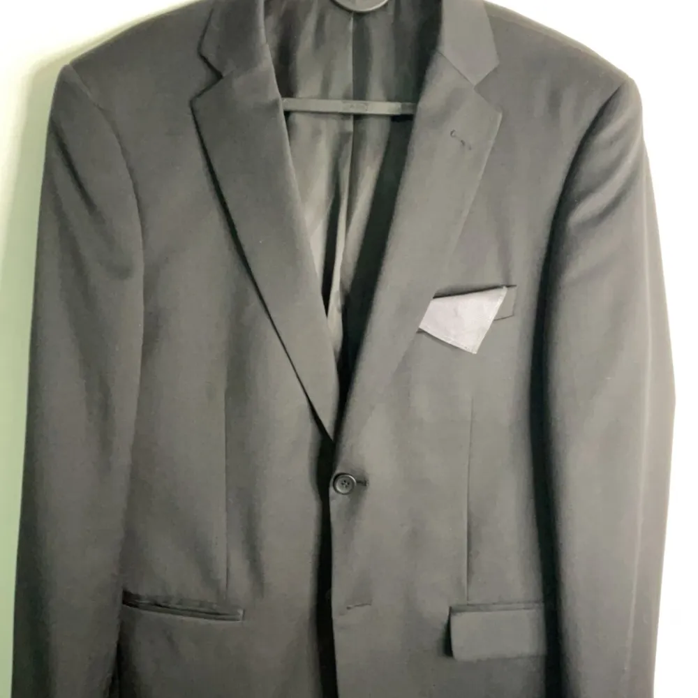 En vanlig svart kavaj köpt från dressman. Använd 3 gånger totalt.  Nypris: 1500-2000kr. Kostymer.
