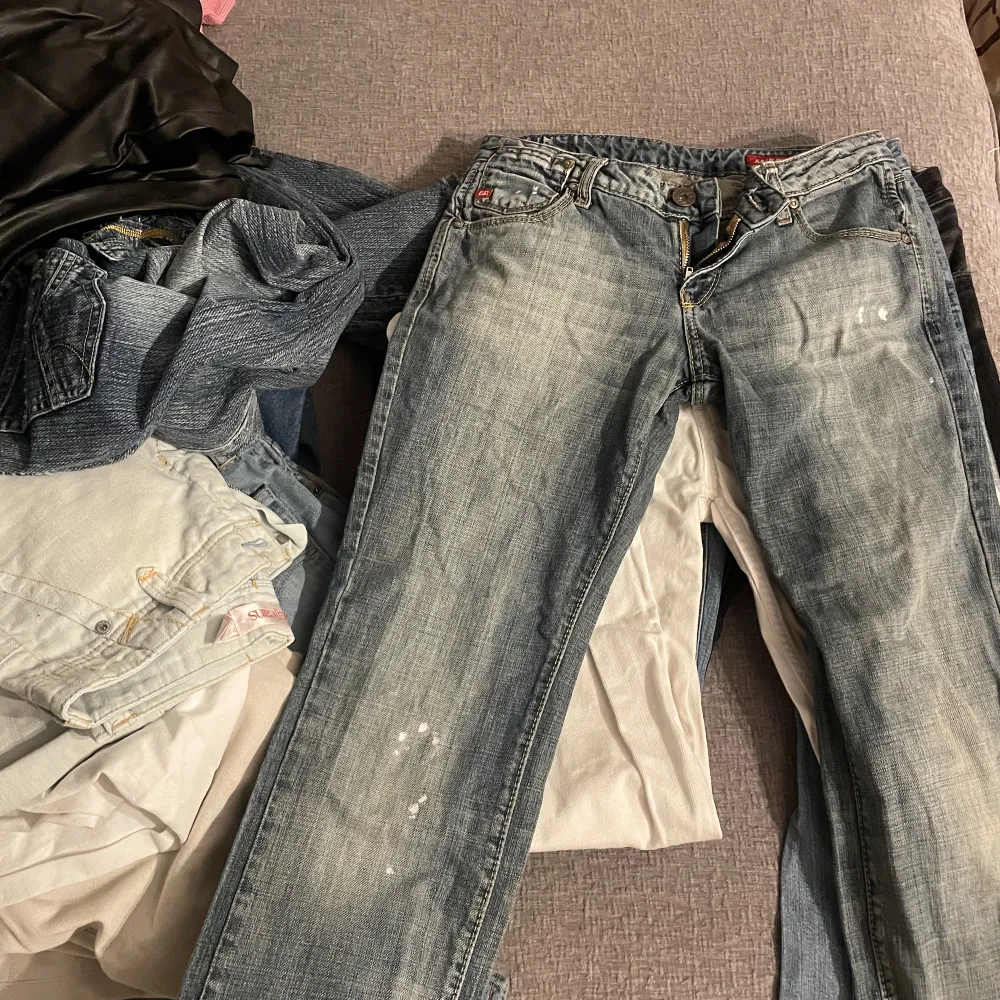 säljer mina miss sixty jeans i storlek 36! de är raka i modellen och har som vita målarfärgs prickar på☺️ skriv till mig om ni har frågor. Jeans & Byxor.