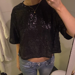 Festtopp  - En super fin glittrig tshirt från hm i strl L, sitter perfekt oversized. Super bra skick, aldrig använd med prislapp kvar!🥰