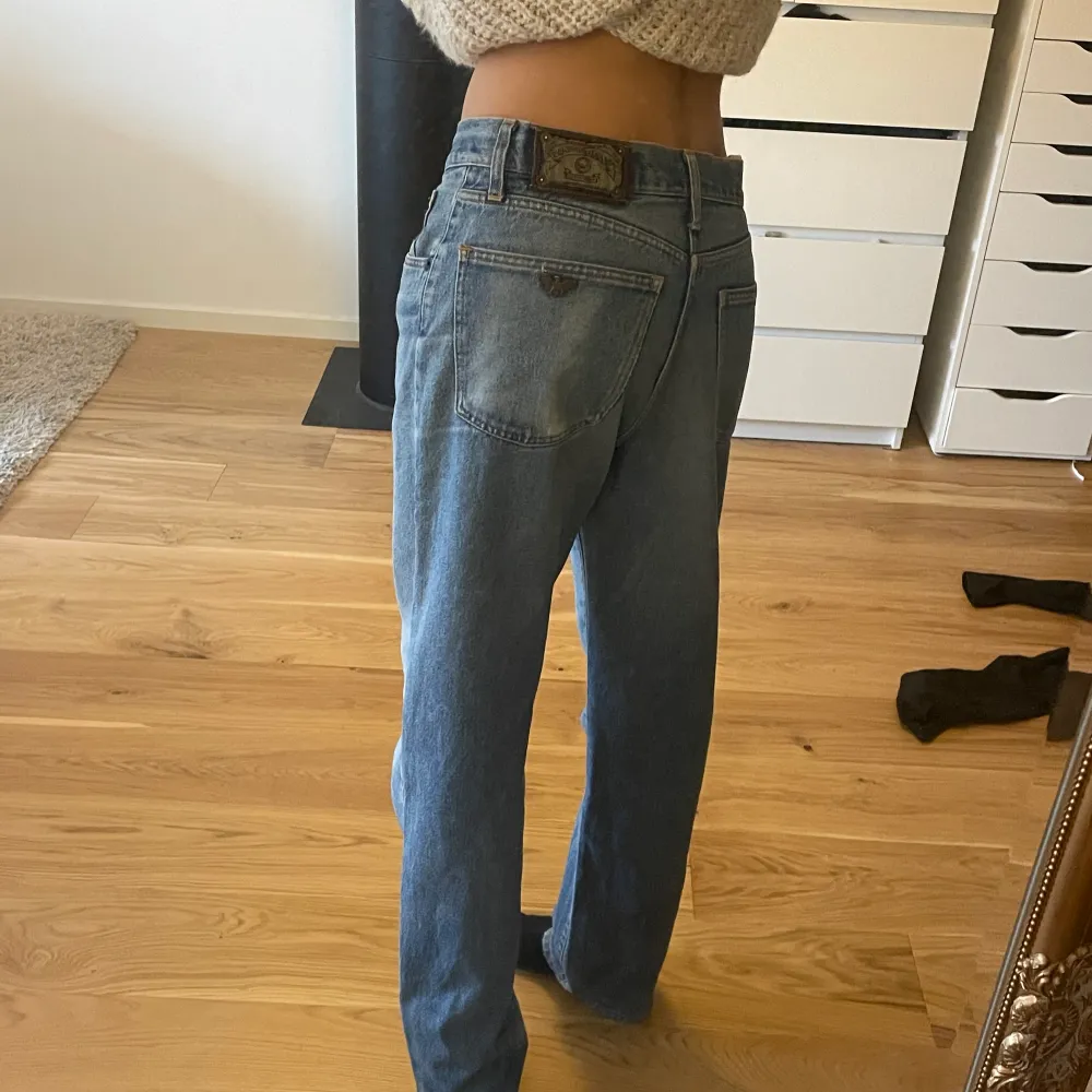Jättesnygga Armani jeans liknande Mathilda Djerf jeansen som sitter loose på mig som ofta bär strl S. . Jeans & Byxor.