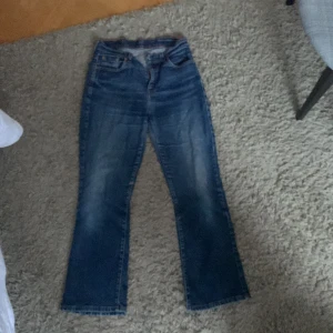 Levis jeans boot cut - Levi’s jeans  W 30  L 30 Passar mig med storlek 38 Men passar även mindre storlekar då de är ganska små i storleken. Pris kan diskuteras