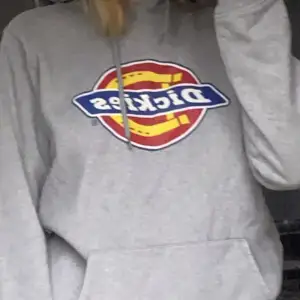 En grå dickies hoodie i fint skick knappt använd strl S
