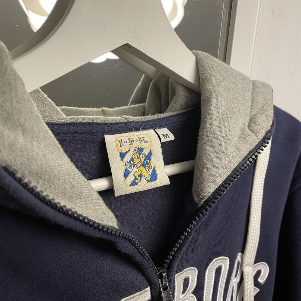 Säljer nu denna hoodie köpt i IFK Göteborgs blåvittshop för cirka 5 år sedan. Denna hoodie är inte använd och har hängt på en vägg. Limited edition som idag är svår att få tag på. Dyraste föremålet på denna profil av en förklaring⚽️ Skick 5/5 storlek M. Hoodies.