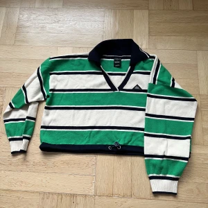 Tröja från Urban Outfitters  - Säljer nu min fina tröja från Urban Outfitters då den inte kommer till användning💕 tröjan är i storlek xs och är croppad. Den är i bra skick🥰