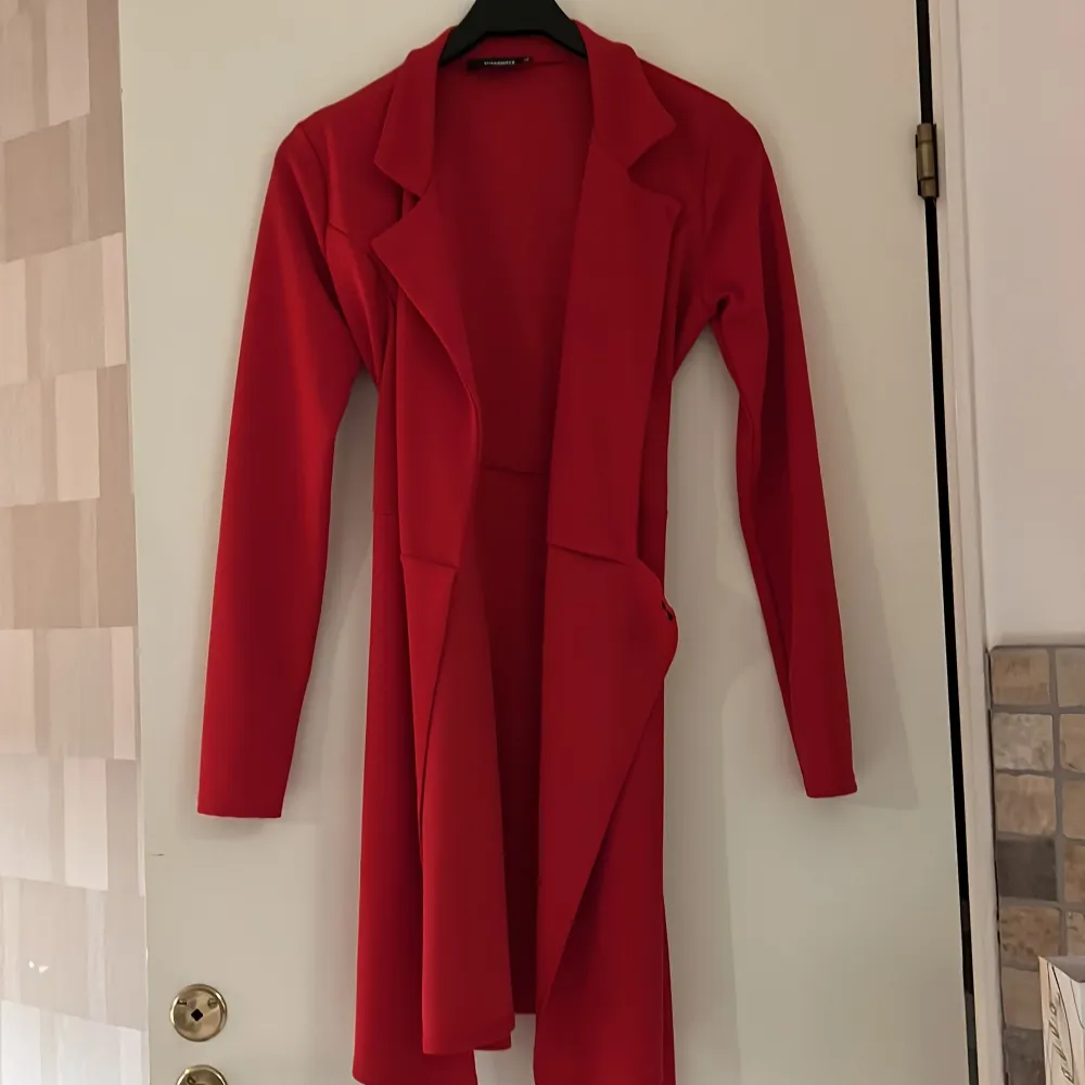 Nyskick! Röd blazer som även går att använda som klänning!. Kostymer.