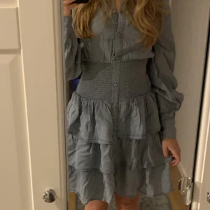 volangklänning - Tunn skjortklänning med volanger💖Knappt anvönd.