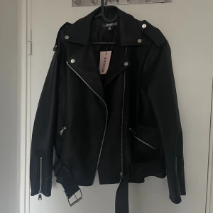 Skinnjacka  - Oversized skinnjacka från MISSGUIDED. Aldrig använd prislappen är kvar. Storlek 36 (oversized modell)